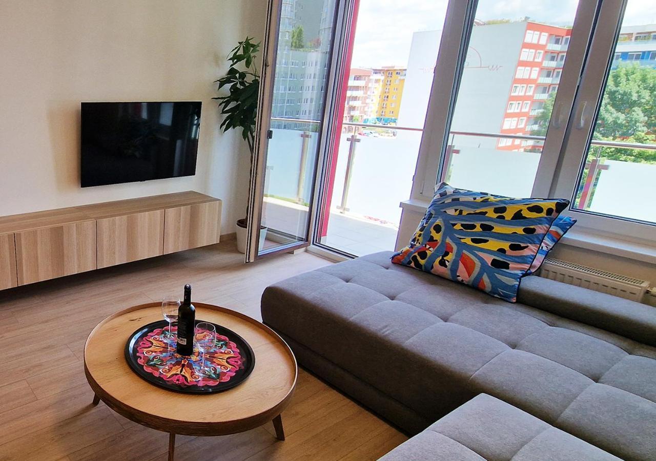 New Cozy 2 Room Pink Apartment Bratislava 058 Bagian luar foto