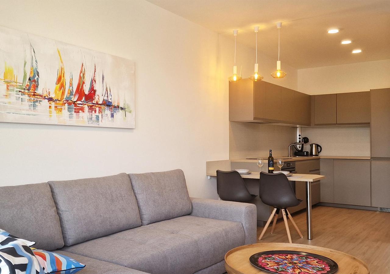 New Cozy 2 Room Pink Apartment Bratislava 058 Bagian luar foto