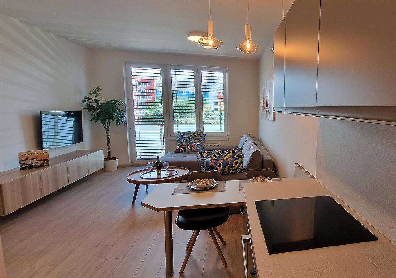 New Cozy 2 Room Pink Apartment Bratislava 058 Bagian luar foto