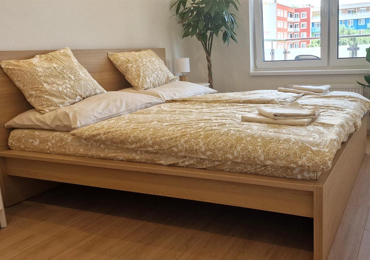 New Cozy 2 Room Pink Apartment Bratislava 058 Bagian luar foto