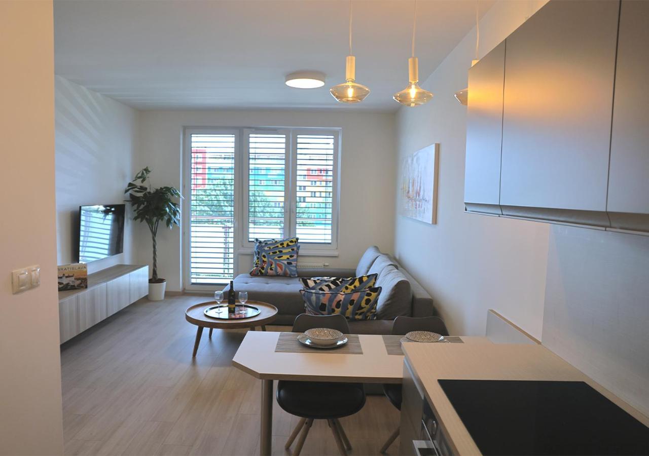 New Cozy 2 Room Pink Apartment Bratislava 058 Bagian luar foto