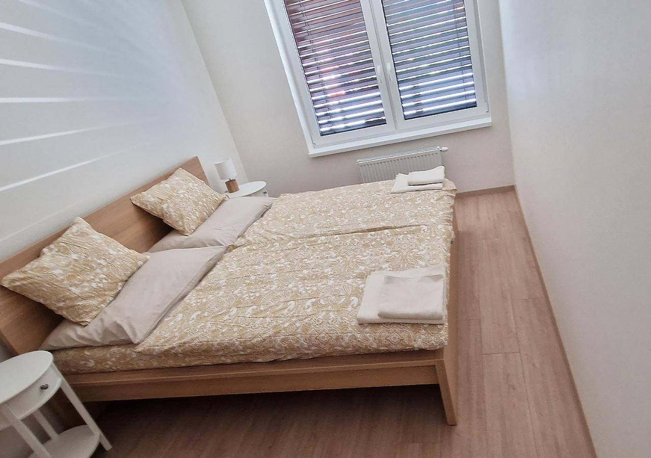 New Cozy 2 Room Pink Apartment Bratislava 058 Bagian luar foto