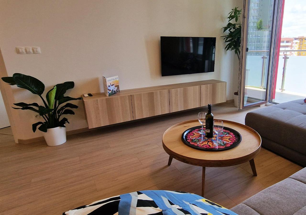 New Cozy 2 Room Pink Apartment Bratislava 058 Bagian luar foto