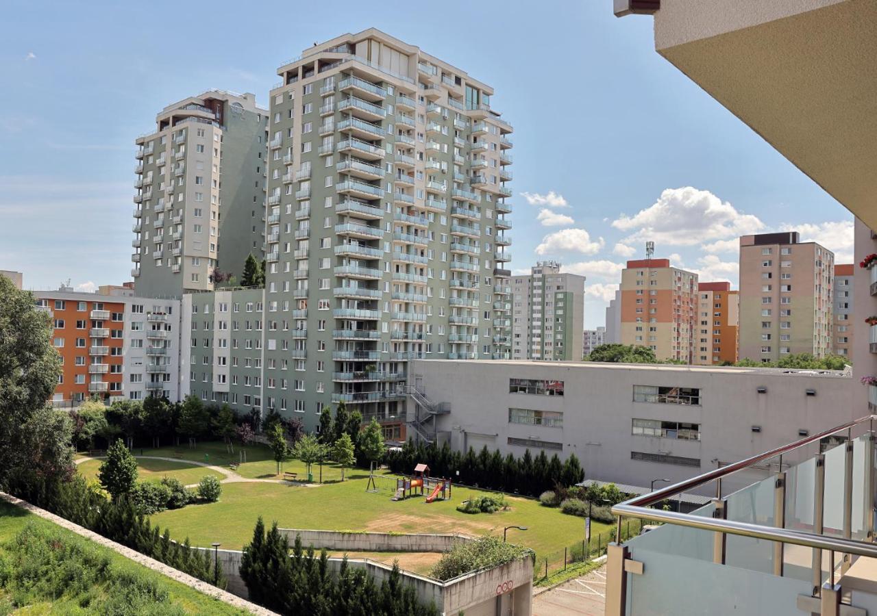 New Cozy 2 Room Pink Apartment Bratislava 058 Bagian luar foto