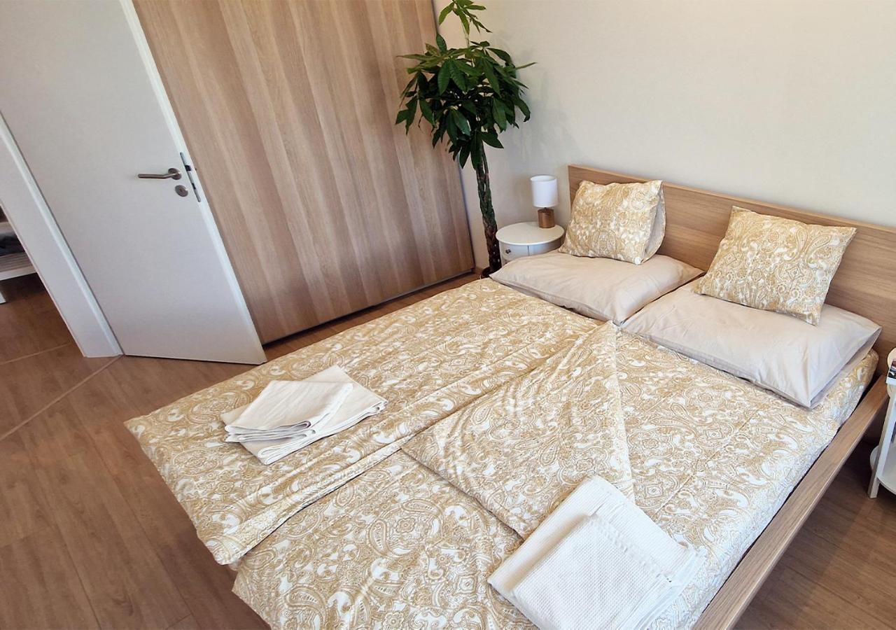 New Cozy 2 Room Pink Apartment Bratislava 058 Bagian luar foto