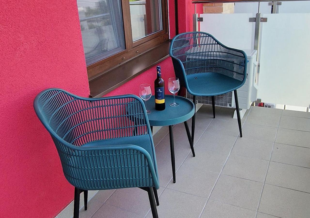 New Cozy 2 Room Pink Apartment Bratislava 058 Bagian luar foto